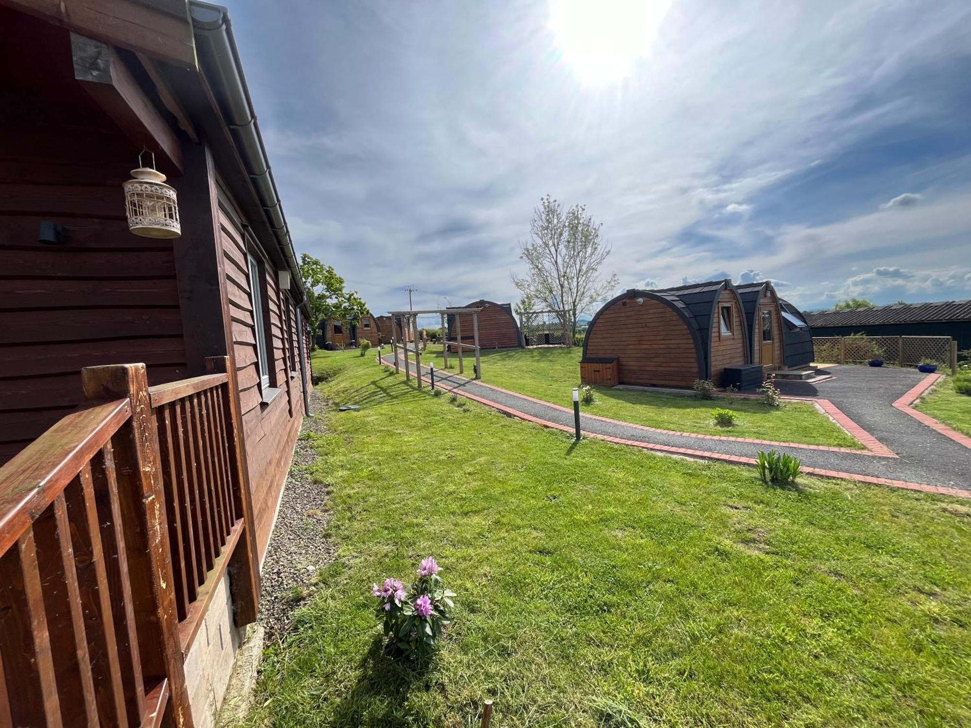 Hedgehog Glamping Pod School House Farm Otel Leighton  Dış mekan fotoğraf